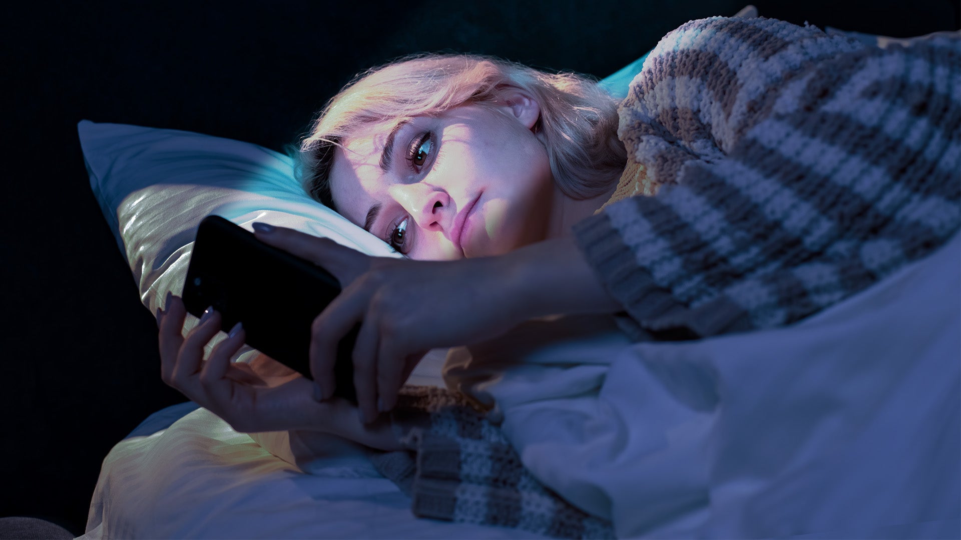 Din telefon påvirker din søvn! Her er hvad du kan gøre